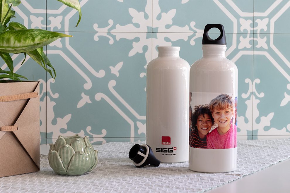 SIGG-juomapullo on kevyt kuljettaa mukana. SIGG-juomapullo on kevyt kuljettaa mukana.