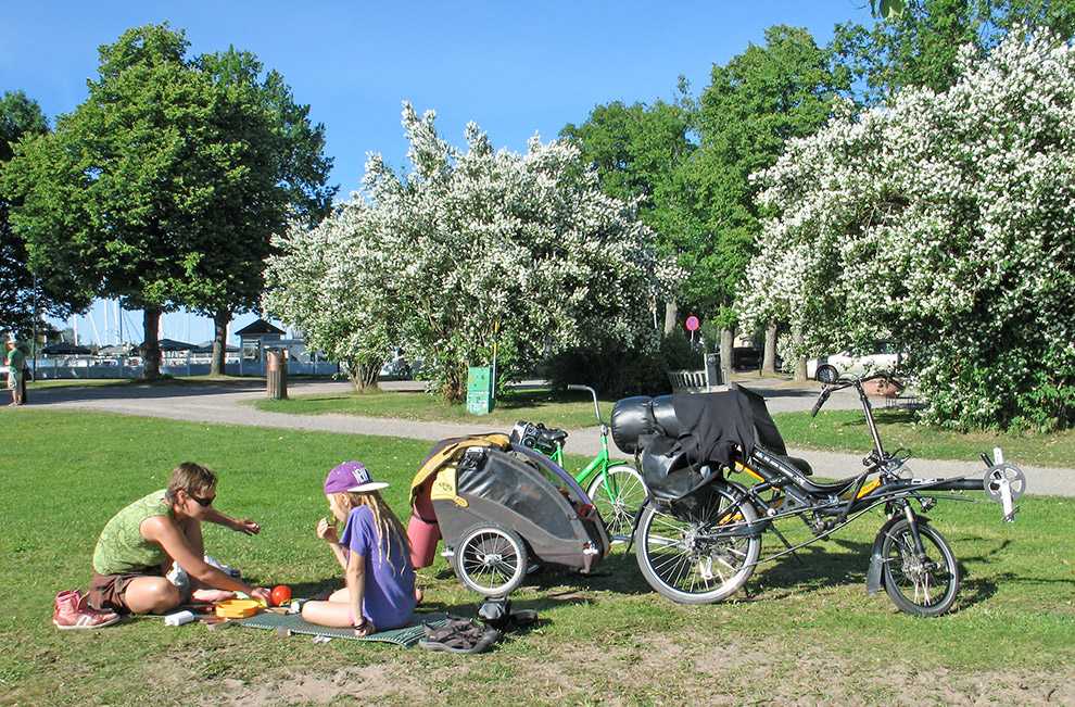 Äiti ja tytär piknikillä puistossa Äiti ja tytär piknikillä puistossa