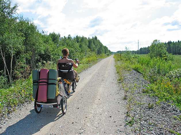 Nojapyöräilijä hiekkatiellä Nojapyöräilijä hiekkatiellä