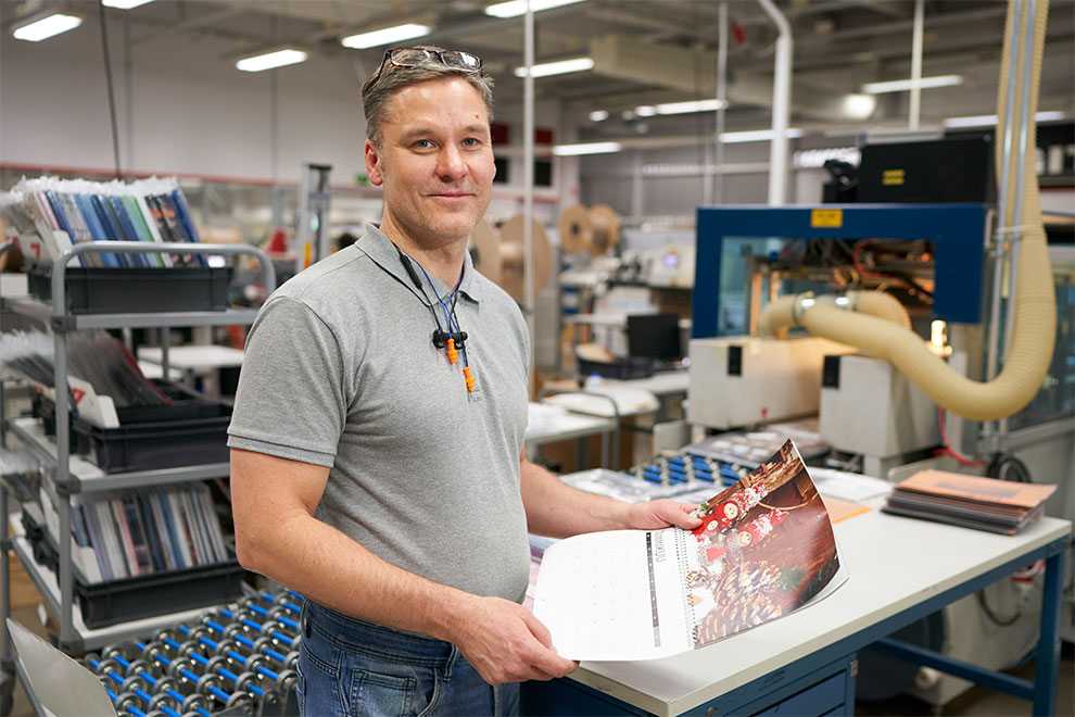 Kari Moskarin kädessä kuvakalenteri Kari Moskarin kädessä kuvakalenteri