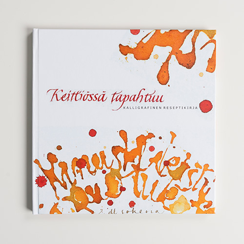 Keittiössä tapahtuu - kalligrafinen reseptikirja Keittiössä tapahtuu - kalligrafinen reseptikirja