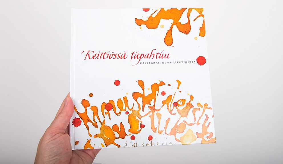 Keittiössä tapahtuu: Kalligrafinen reseptikirja on kalligrafian harrastajaporukan silmiä hivelevä taidonnäyte. Keittiössä tapahtuu: Kalligrafinen reseptikirja on kalligrafian harrastajaporukan silmiä hivelevä taidonnäyte.