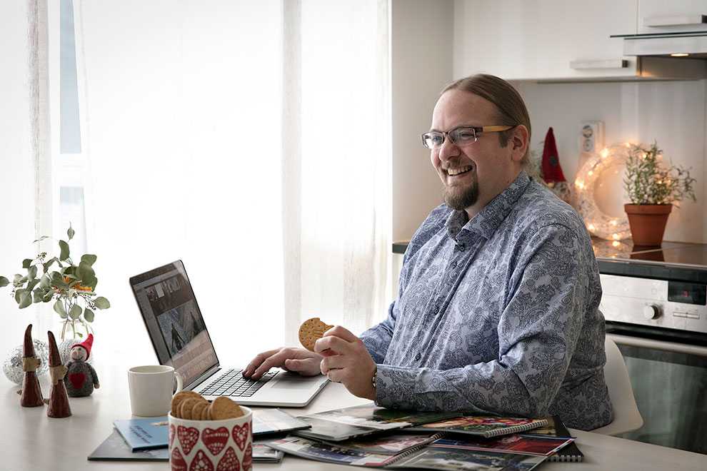 Jan Stenberg tekemässä kuvakirjaa Jan Stenberg tekemässä kuvakirjaa
