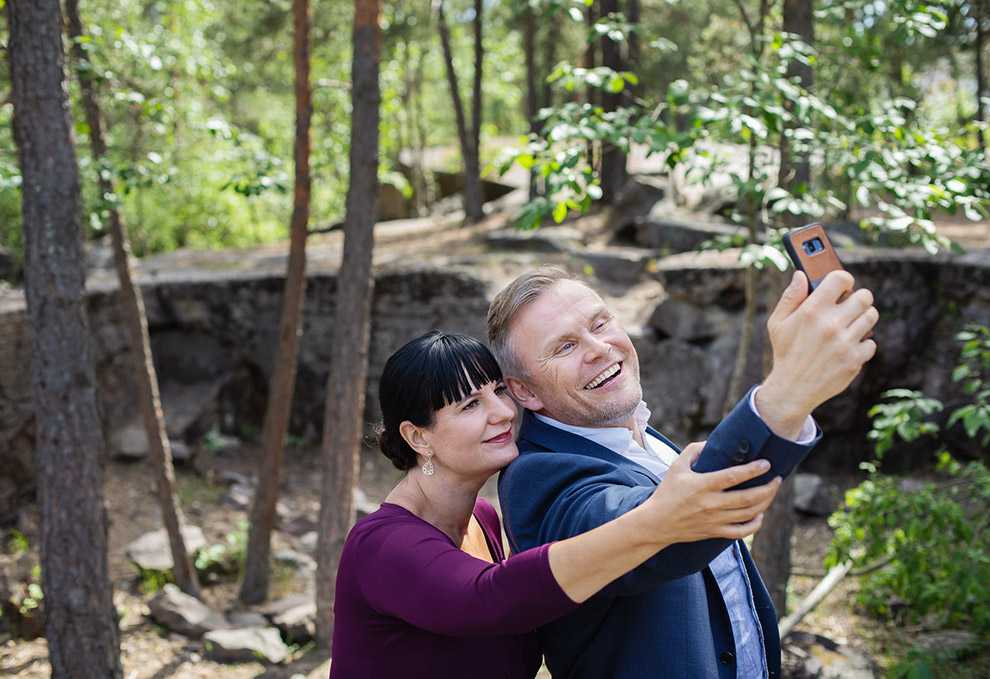Pariskunta ottaa selfietä juhlissa Pariskunta ottaa selfietä juhlissa