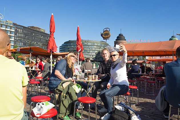 Kaverukset Hakaniemen torilla Kaverukset Hakaniemen torilla