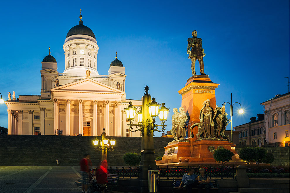 Helsingin Tuomiokirkko yövalaistuksessa Helsingin Tuomiokirkko yövalaistuksessa