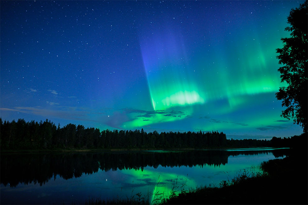 Revontulet järven yllä Revontulet järven yllä