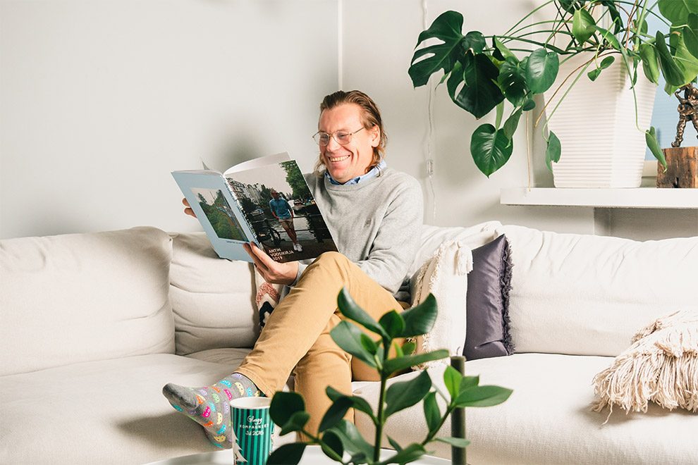 Antti selaa vuosikirjaa sohvalla Antti selaa vuosikirjaa sohvalla