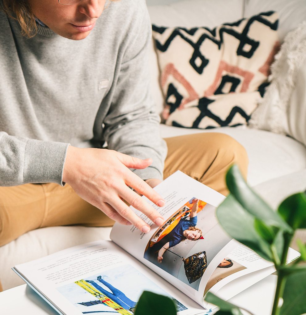 Antti selailee vuosikirjaa Antti selailee vuosikirjaa
