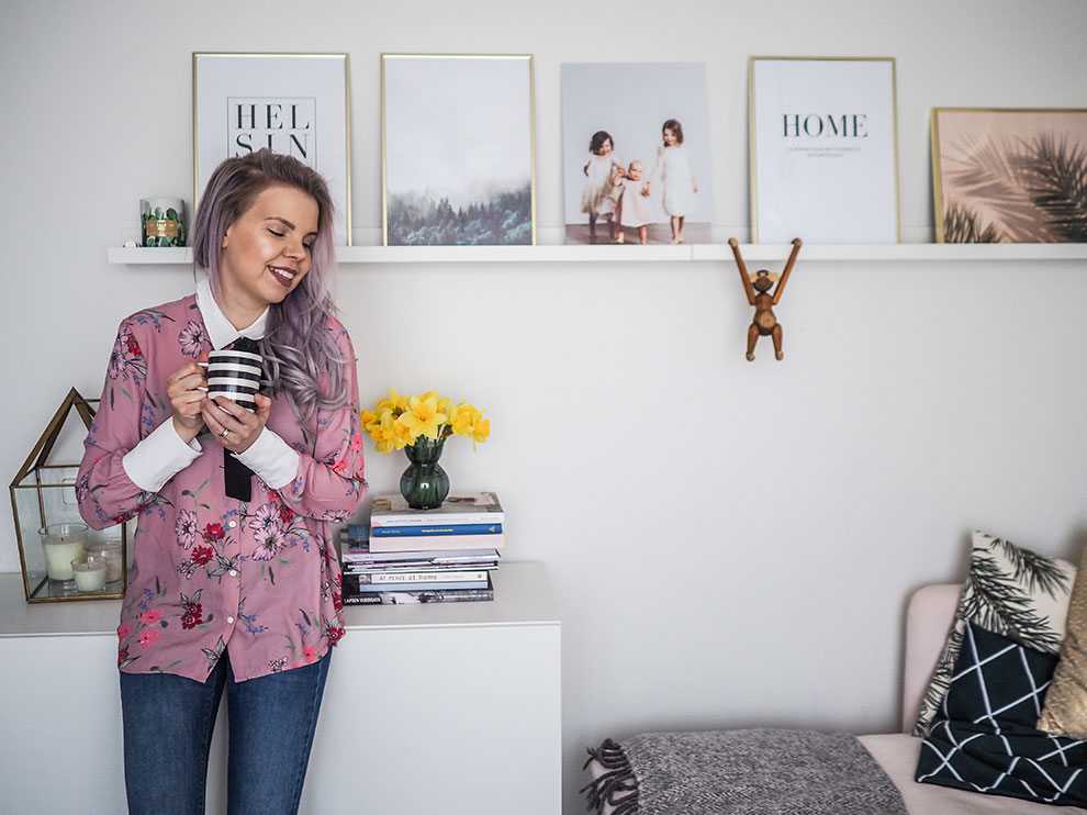 Bloggaaja Iina Hyttinen olohuoneessaan Bloggaaja Iina Hyttinen olohuoneessaan