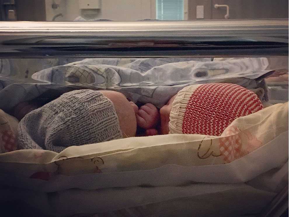 Kaksoset synnytyssairaalan sängyssä Kaksoset synnytyssairaalan sängyssä