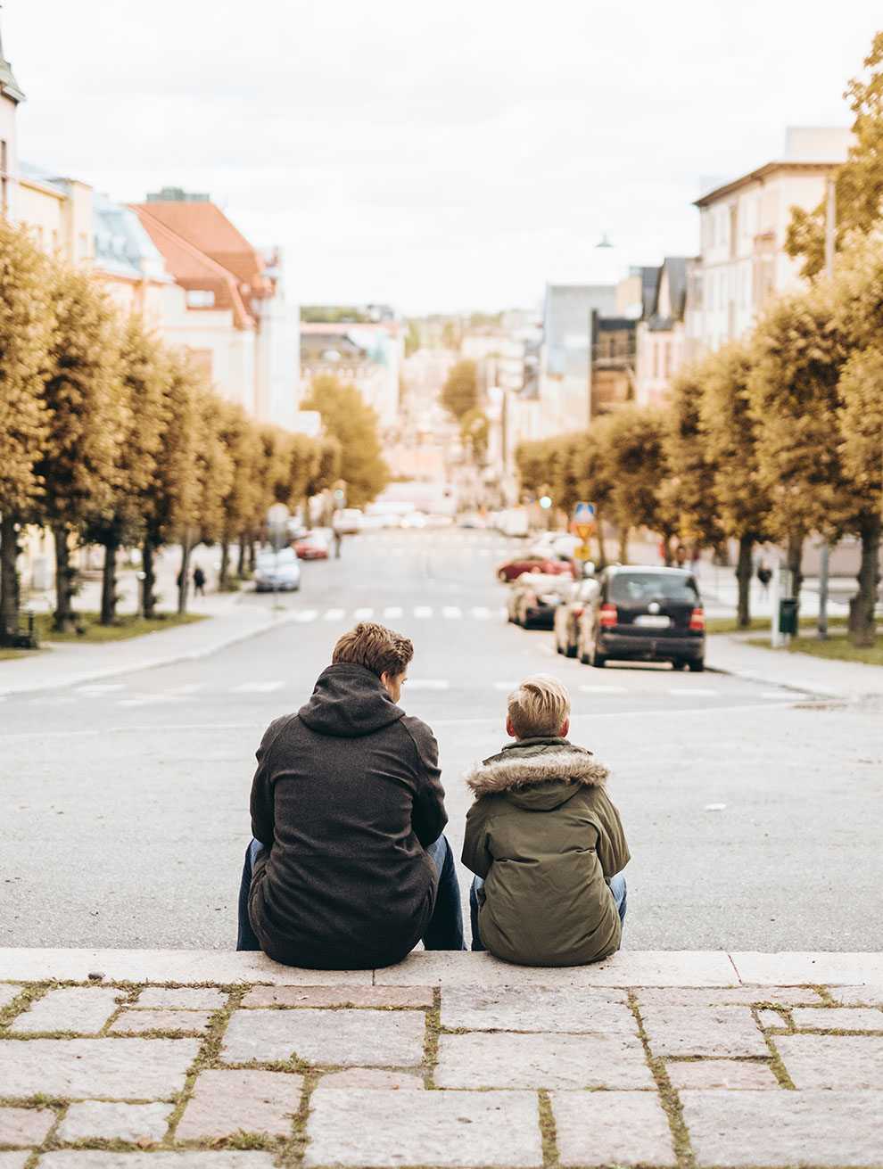 Isä ja poika kuvattuna takaa Isä ja poika kuvattuna takaa