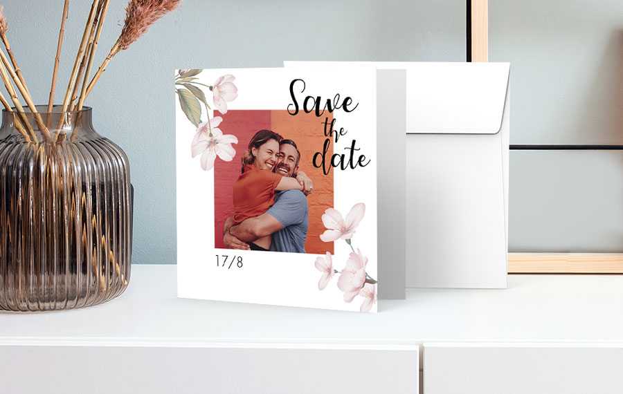 FoldedGreetingCardSquare-UseCase-01b-Desktop-900x570-FI.jpg