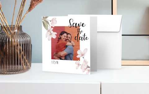 FoldedGreetingCardSquare-UseCase-01b-Desktop-900x570-FI.jpg